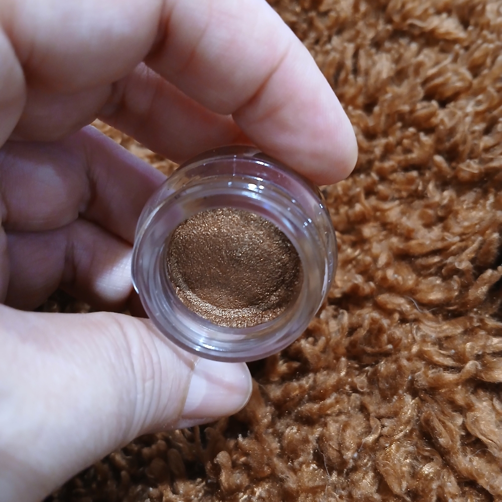CHANEL Shimmering Gold Eyeshadow - Picture 2 of 3
